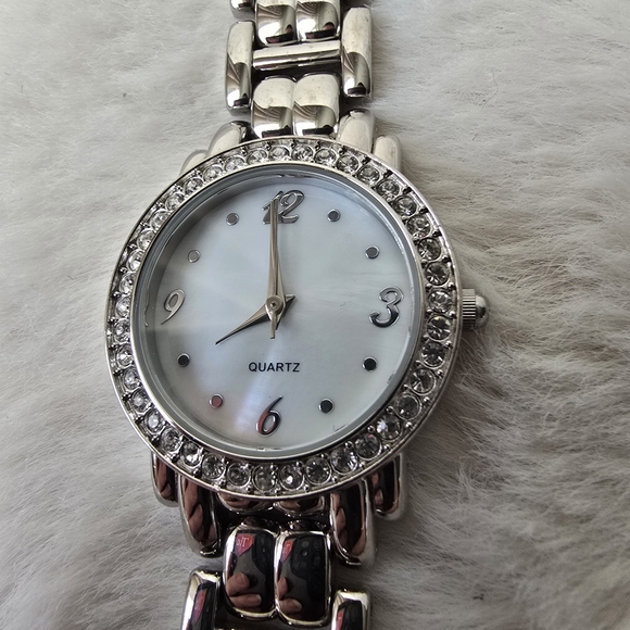 Silver Tone Women's Watch with Crystals. - Picture 4 of 4